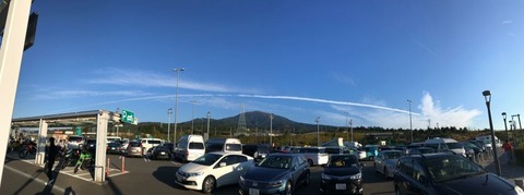 飛行機雲がながーく尾を引く