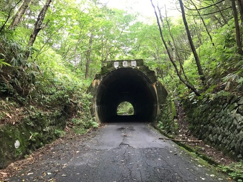 木曽峠のトンネルは土被りがほどんどない