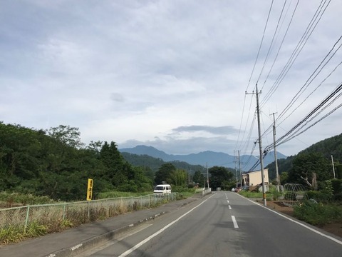 県道24号は菅野側沿いに北へ