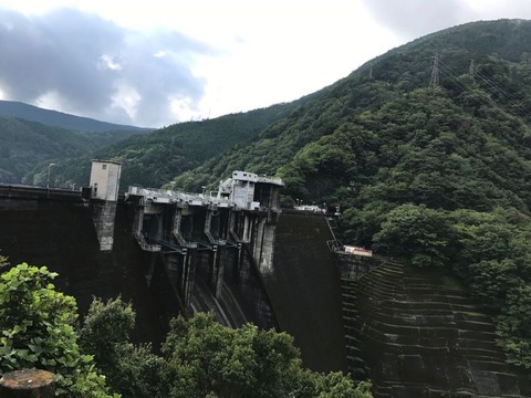 井川ダムを対岸から眺める