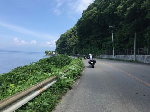 気持ち良い湖面沿いの道をゆったり流すのはツーリングの醍醐味