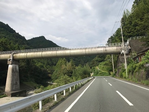 下阿多古のあたりで道路をまたぐ三方原用水
