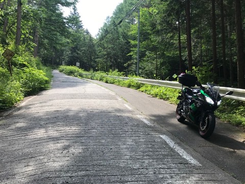 県道283号のコンクリート舗装はバイク壊れるくらいガタガタ！