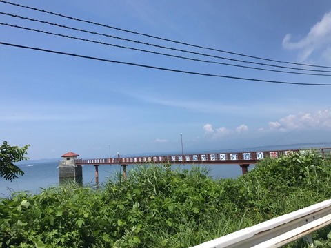 猪苗代湖は透き通るセルリアンブルーの綺麗な湖面