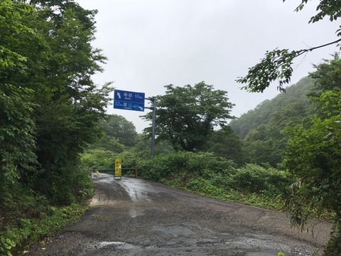 砂利まみれの恐怖のヘアピンを通過