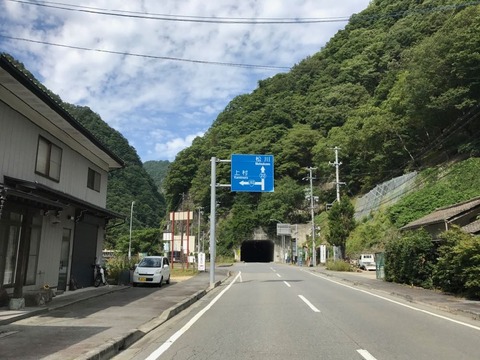 大鹿村の中心部で国道152号は左折