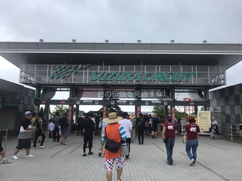 8時にサーキット入り