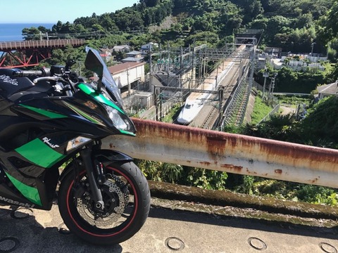 根府川のあたりで新幹線とツーショット