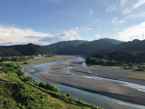 神尾〜福用のあたりには川を見下ろす絶景ポイントも