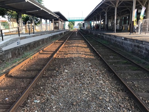 大間々駅構内を構内踏切から