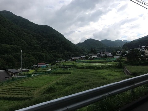 温泉地を抜ける県道を北東へ進み、塩川ダム方面へ