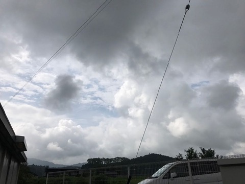 空は雲が少しづつ晴れてきて、時折直射日光も