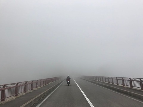 不動沢橋では昨日の霧降高原、六方沢橋よろしく霧の中を走行