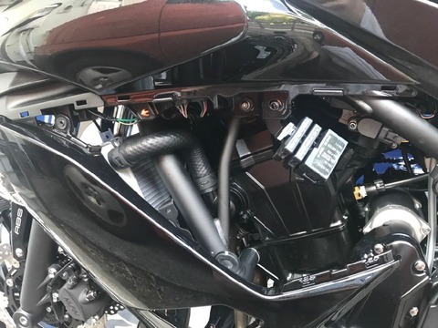 Ninja650 2017年モデル サイドカウル取り外し