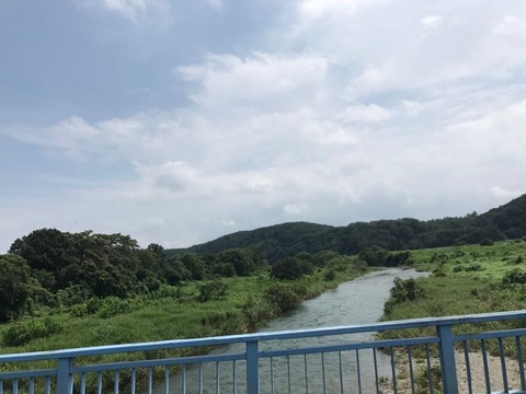 都幾川を渡る橋から見下ろす河川敷