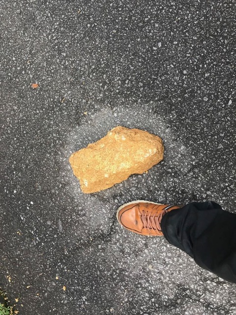 足より大きい石がゴロン。踏んだらおしまい。
