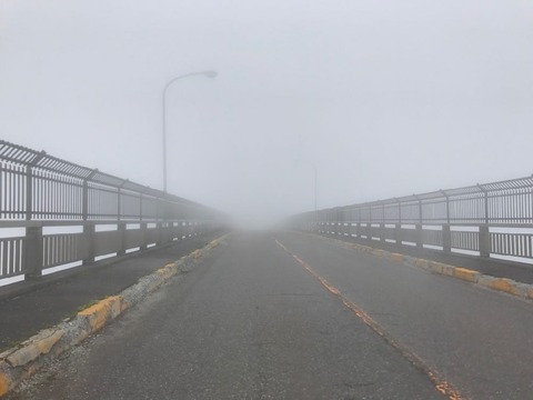 霧降高原道路、六方沢橋の濃霧。橋が落ちてても気づかない