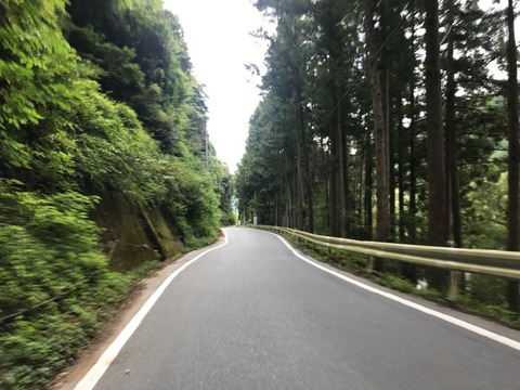 県道1号は大千瀬川沿いで、少しの間国道473号と重複