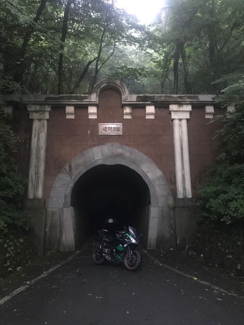 朝の5:30に笹子隧道で休憩