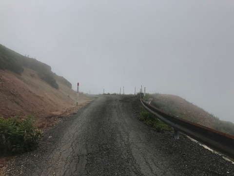 霧の毛無峠のオフロード。最悪。