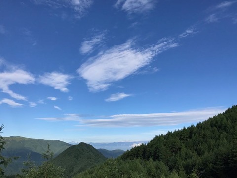 美ヶ原の空は梅雨時なのが嘘のように深い青