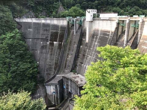 二瀬ダム堤体上は交互通行