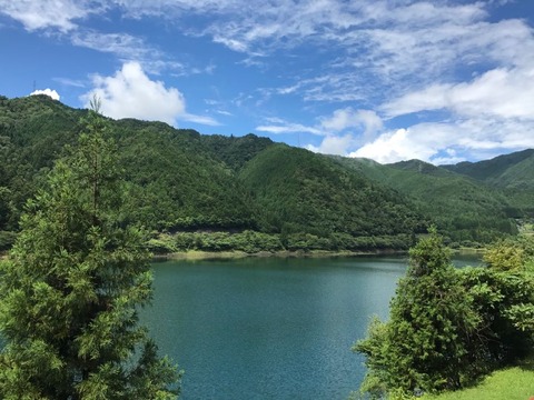 八坂湖は濃いエメラルドグリーン