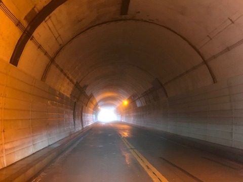 トンネルの中まで濃い霧につつまれていて閉口