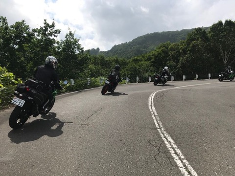落石や落ち葉のない路面はとても走りやすく、恐怖感はない