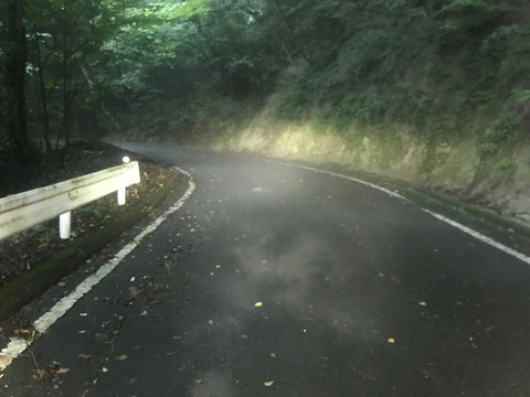 朝の霧が濃くて笹子峠の路面状況はひどいことに