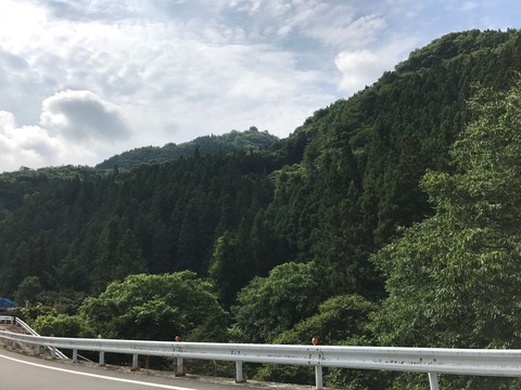 塩沢峠を下りきった秋畑から見上げて一枚