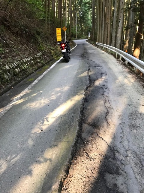 うっかりタイヤをとられたら谷底に誘われる危険な路面
