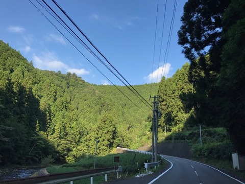県道63号は渓流にそってタイトな切り返しが連続する道