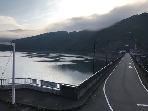 朝の草木湖。水位はそこそこ