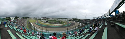 8耐決勝半ばの2コーナースタンドからの眺め