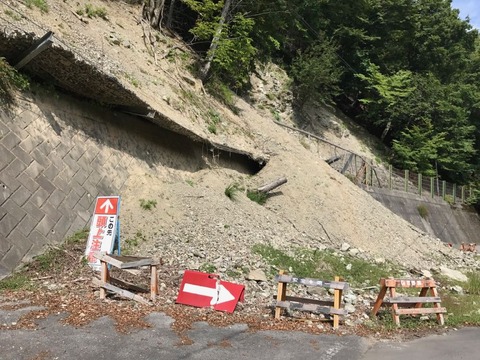 土砂崩れの生々しい跡がそのままになっている箇所も