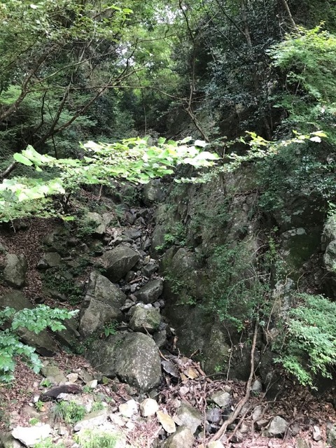 今にも転げ落ちそうな岩まみれの沢