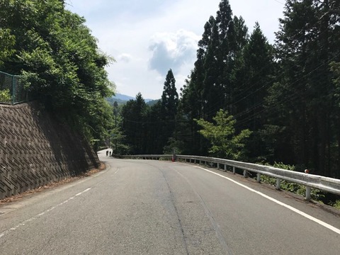 県道18号から522号に折れる