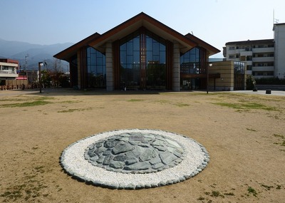 モニュメントと図書館