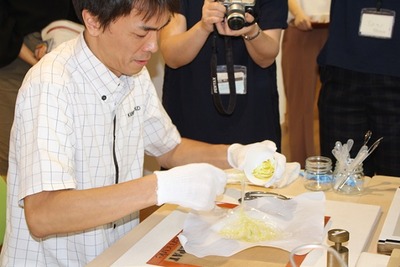 �������