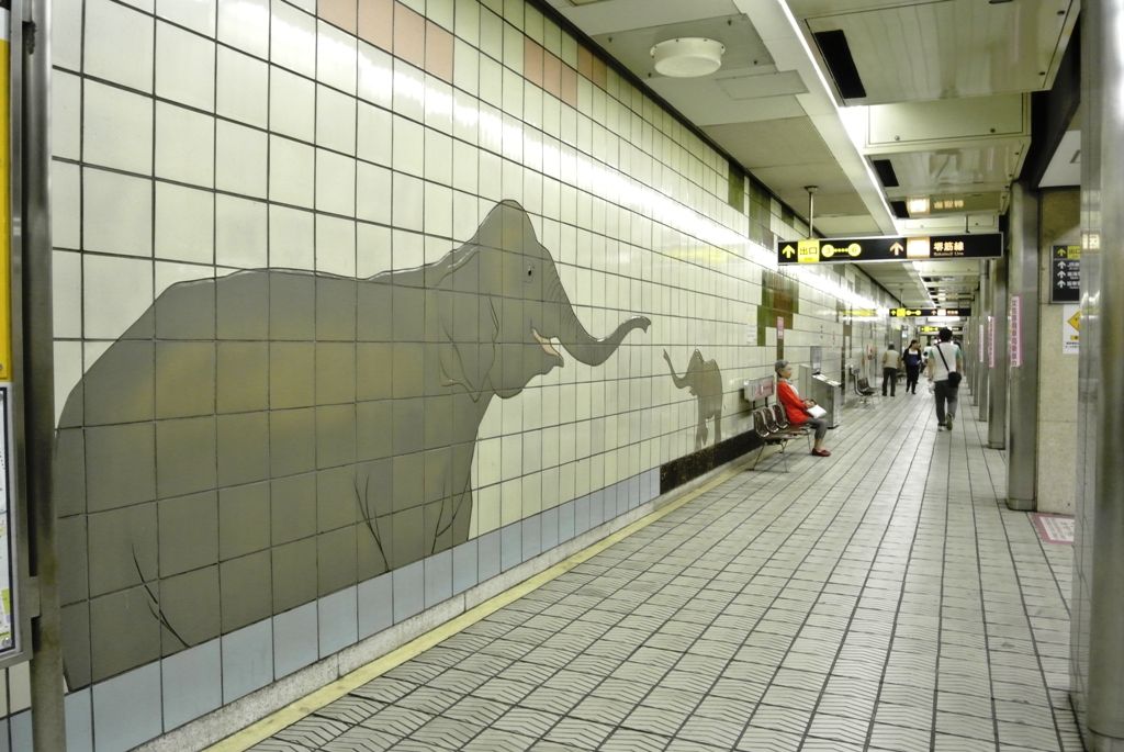 連載 日本の駅 大阪市営地下鉄 動物園前駅 等身大の 動物 と遊ぶ Nicheee ニッチー テレビリサーチ会社がお届けする情報サイト
