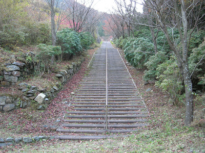 220段の長大階段となったインクライン(Web用)