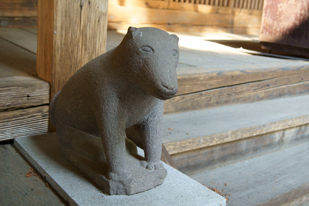 山梨旅行 3 神部神社 山犬型の狛犬 こまちの通り道 オオカミ像を求めて 山梨旅行 3 神部神社 山犬型の狛犬 こまちの通り道 オオカミ像を求めて