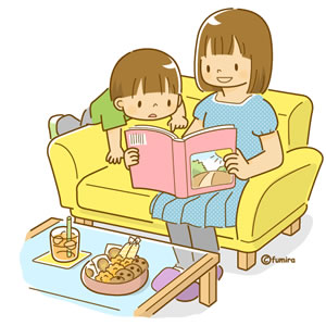 ソファーでくつろぐ親子のイラスト