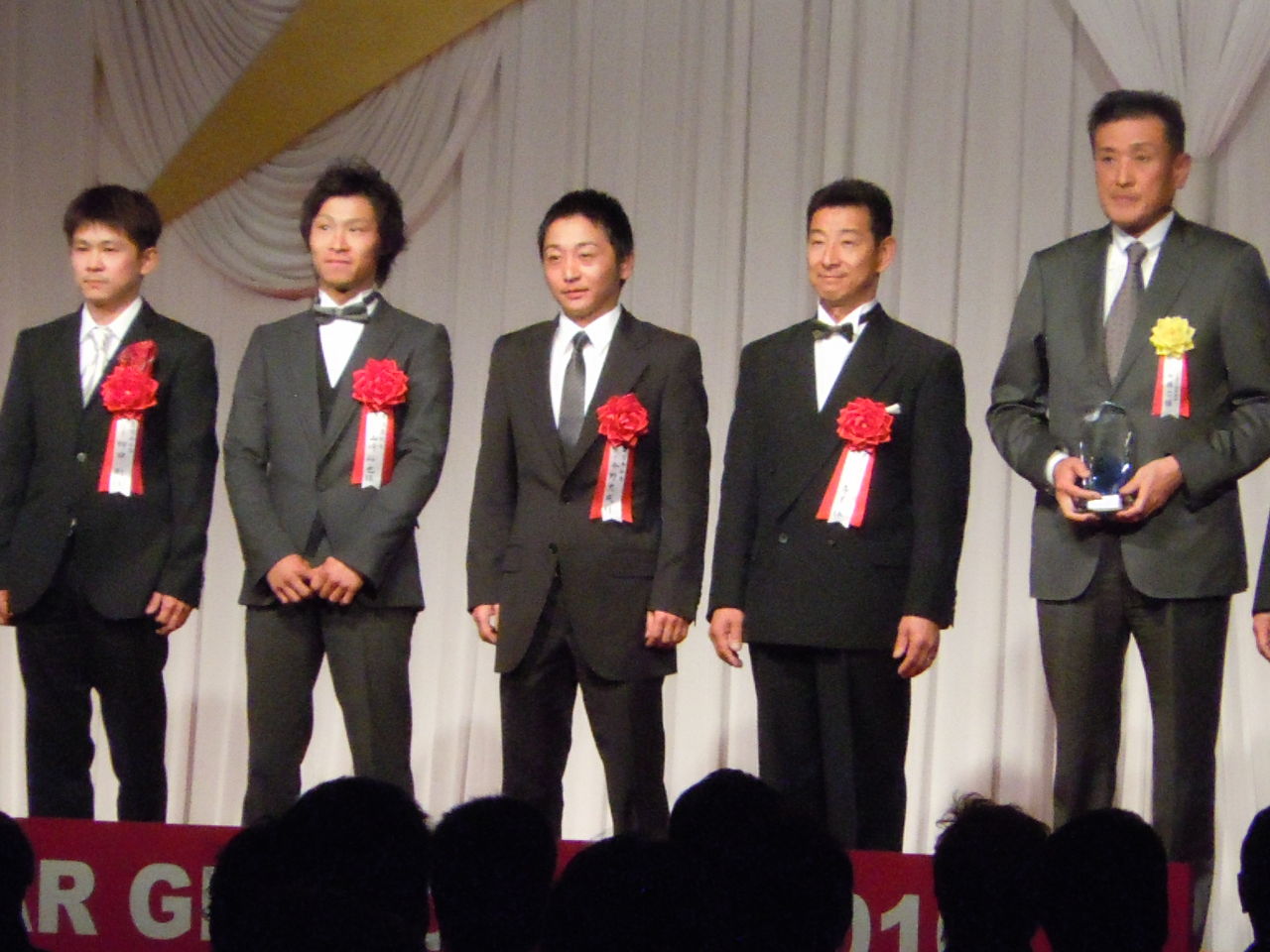narグランプリ2010授賞式レポート その6 表彰式典 表彰馬 猫トラックマン 番記者ブログ narグランプリ2010授賞式レポート その6 表彰式典 表彰馬 猫トラックマン 番記者ブログ