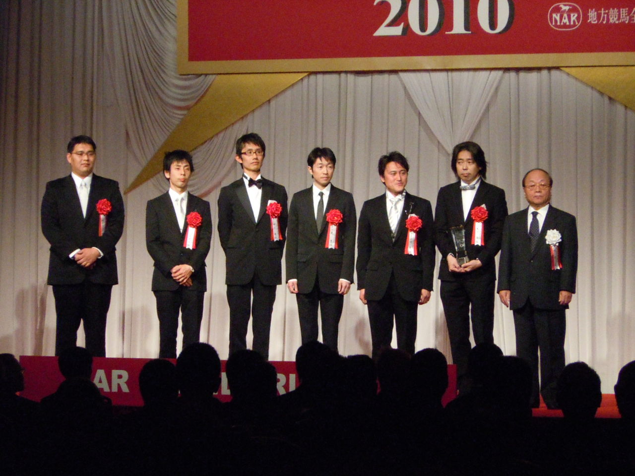 narグランプリ2010授賞式レポート その6 表彰式典 表彰馬 猫トラックマン 番記者ブログ narグランプリ2010授賞式レポート その6 表彰式典 表彰馬 猫トラックマン 番記者ブログ