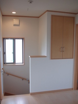 階段横物入れ（閉）