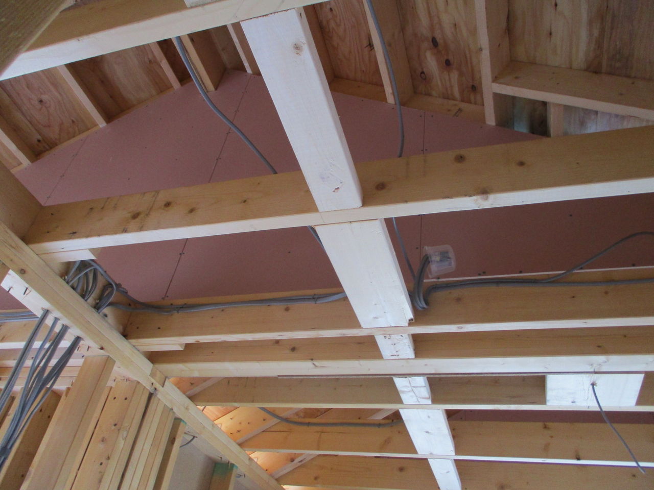 ファンホーム 注文住宅 自然素材 現場から 越谷市 台風 大工 ピンクの石膏ボード 吉野石膏 ハイクリーンボード シックハウス アスファルトシングル 屋根 ファンホームのはなまる日記