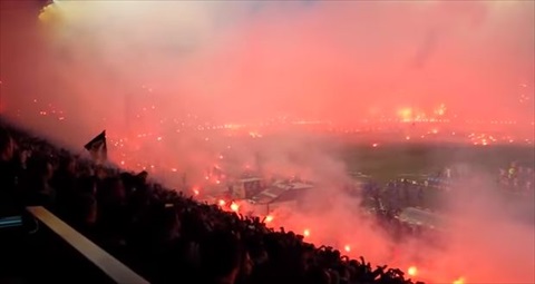 ギリシャであったサッカーの試合がカオスすぎると話題に　まさに地獄釜、火の海！