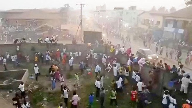 ギニアでサッカーの判定巡り観客が暴徒化、少なくとも56人死亡 : ガハろぐNewsヽ(･ω･)/ｽﾞｺｰ